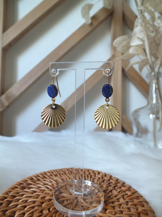 Présentation des boucles d'oreilles Nymphes dans son décor
